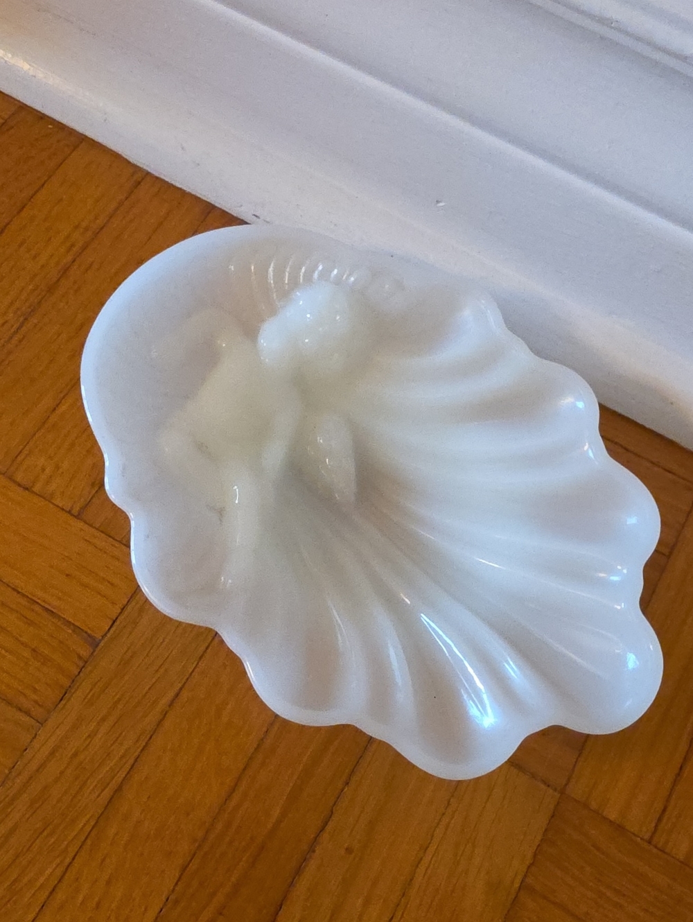 VTG Avon White Milk Glass Shell Dish with Cherub Accent